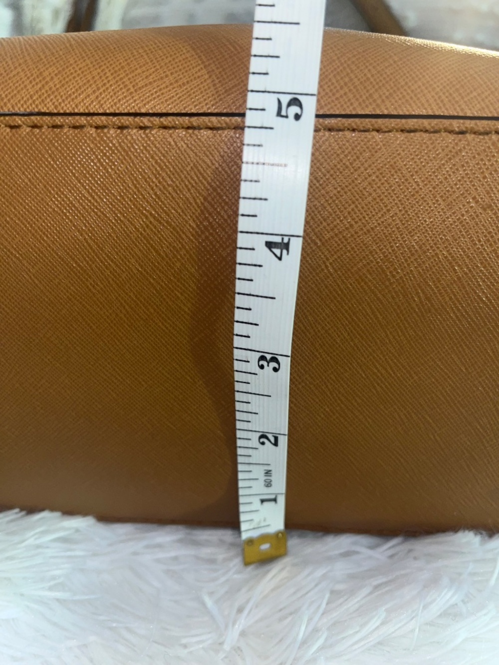 Michael Kors Voyager Large Tote - Picture 10 of 11